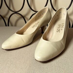 So Soft by 9.2.5 leather cream ivory low heel pumps size 7.5m